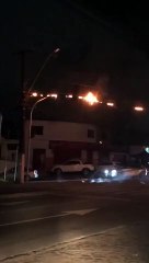 Caminhão colide em poste e fiação pega fogo