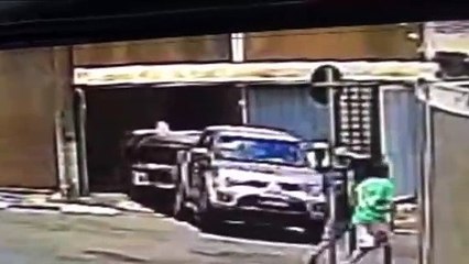 Idoso é assaltado na porta de casa; cachorro foi arremessado do carro