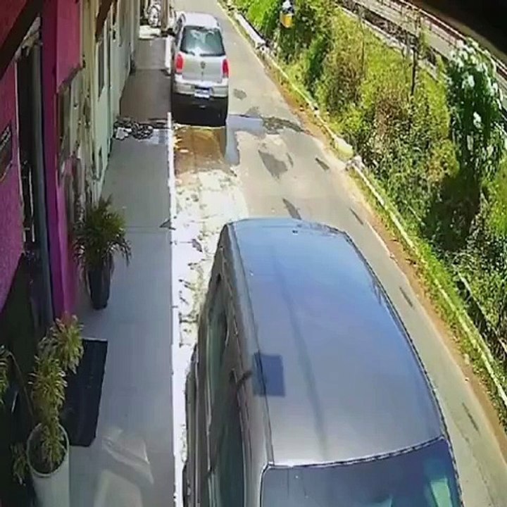 Idoso de 79 anos morre após perder controle da direção e carro capotar; veja vídeo