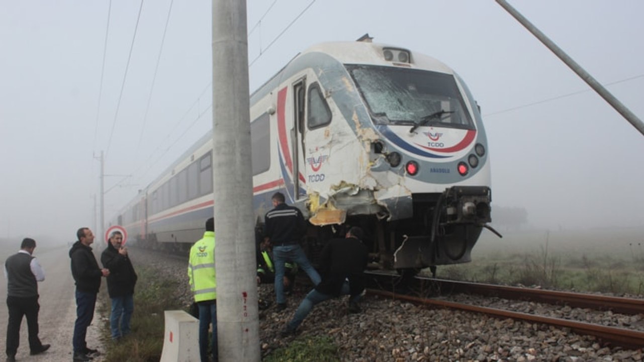 Tren hemzemin geçitte TIR'a çarptı