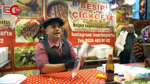 Gaziantep Yemek Şenliği'nde kebap yeme yarışması yapıldı, baba oğul kıyasıya yarıştı