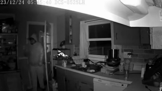 Dehşet verici olay: Eve gizlice girip küçük kızı uykuda izliyor