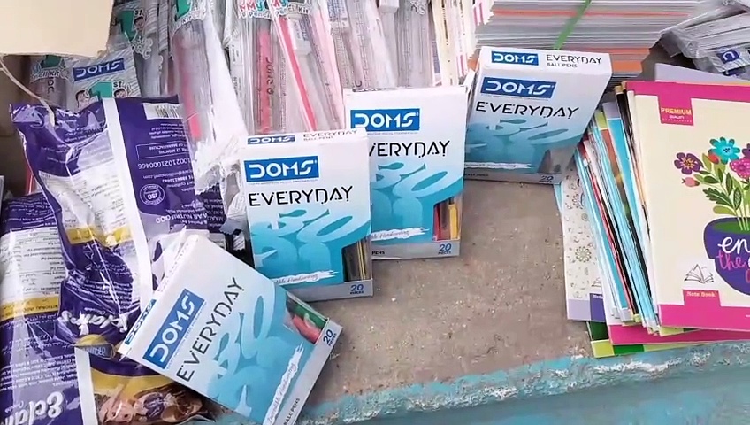 மாற்றுத் திறனாளிகளுக்கு உணவு பரிமாறி, அவர்களுடன் உணவு சாப்பிட்ட மாவட்ட ஆட்சியர்