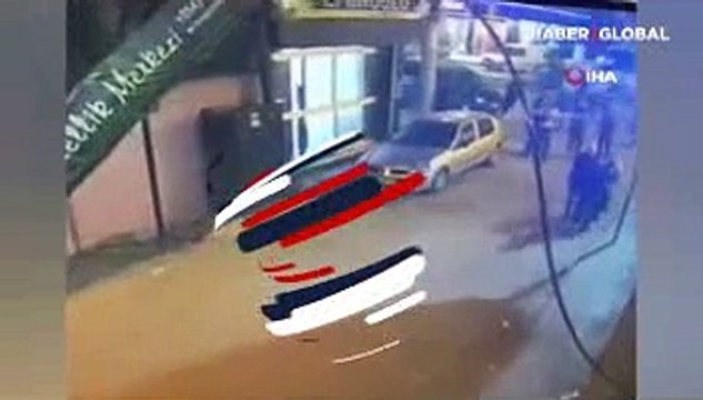 Mersin'de dehşet anları kamerada: Kavga eden grubun arasına otomobil daldı! Yaralılar var...