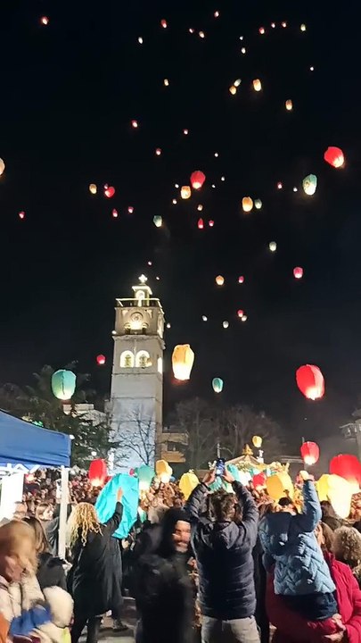 Siatista-Info: Γέμισε ιπτάμενα φαναράκια ο ουρανός της Κοζάνης!