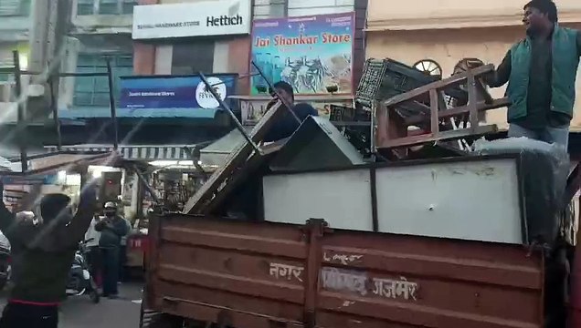 नगर निगम ने दिल्ली गेट क्षेत्र से हटाए अतिक्रमण, दुकानों के आगे रखा माल किया जब्त