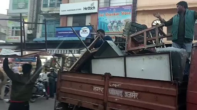 नगर निगम ने दिल्ली गेट क्षेत्र से हटाए अतिक्रमण, दुकानों के आगे रखा माल किया जब्त