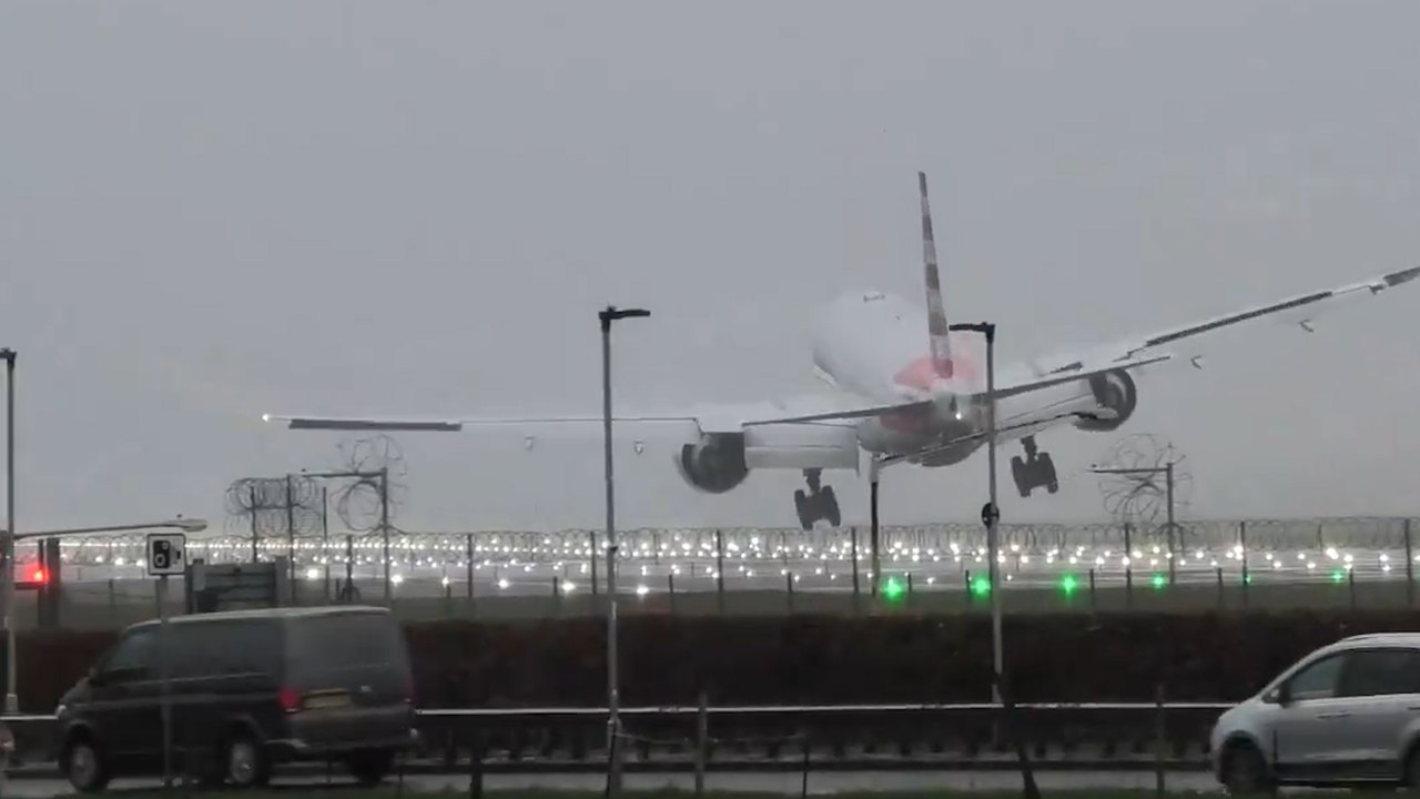 Tornade, inondations, toit arraché : la tempête Gerrit fait 3 morts au Royaume-Uni