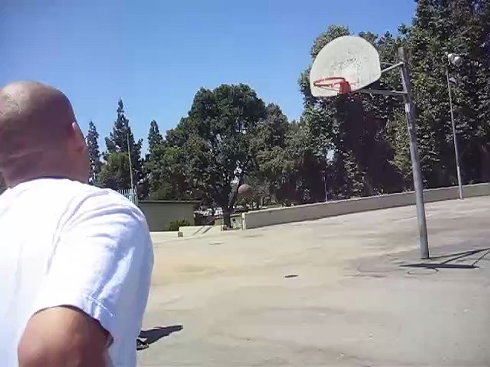 Mr24hrs playing basketball with people 2009 Mister24hours