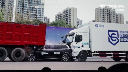 Huawei arabayı iki TIR araya aldı bana mısın demedi