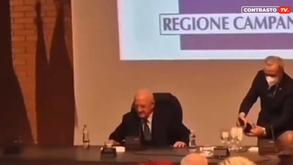 Tolgono la sedia, cade il presidente De Luca (28.12.23)