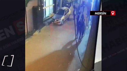 Mersin'de hafif ticari aracın kavga eden kalabalığa çarpma anı