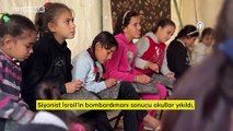 Filistinli öğretmen yerinden edilmiş çocuklara çadırda kurduğu sınıfta ders veriyor