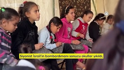 Filistinli öğretmen yerinden edilmiş çocuklara çadırda kurduğu sınıfta ders veriyor