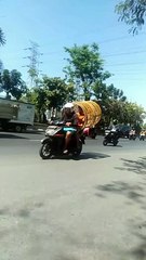 Scoopy,calya putih dan trailer gudang garam jadi bentuk moto2,kereta kuning dan diesel hitam #fun