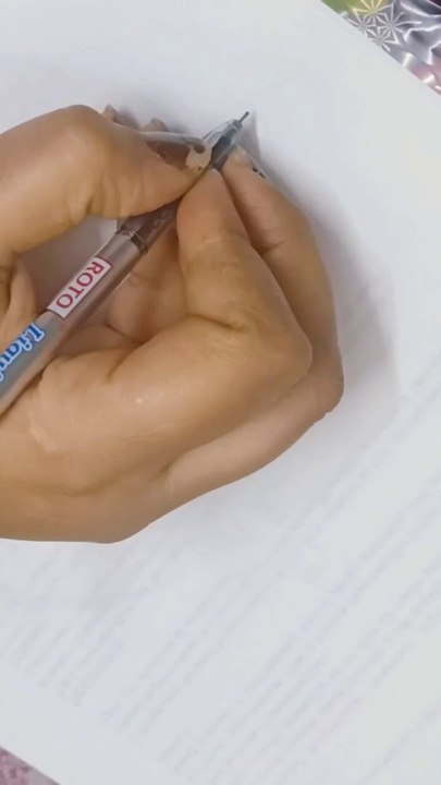 Drawing Mickey Mouse's face with a ballpoint pen is easy and quick.