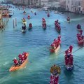 La Magie de Noël Flotte sur les Canaux de Venise : La « Regata alla Valesana dei Babbi Natale» Éblouit Chaque Année !