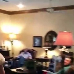 Parenthèse enchantée lorsque cette grand-mère remet sa robe de mariée après 60 ans de mariage !