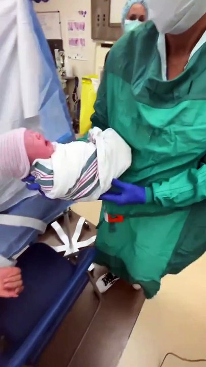 Les pleurs de cette petite fille ont cessé au moment précis où elle a senti sa maman pour la première fois !