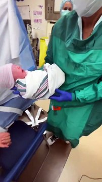 Les pleurs de cette petite fille ont cessé au moment précis où elle a senti sa maman pour la première fois !