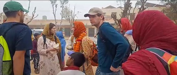 जब विदेशी मेहमानों ने किया महुआ सरकारी विद्यालय का निरीक्षण, देखें वीडियो