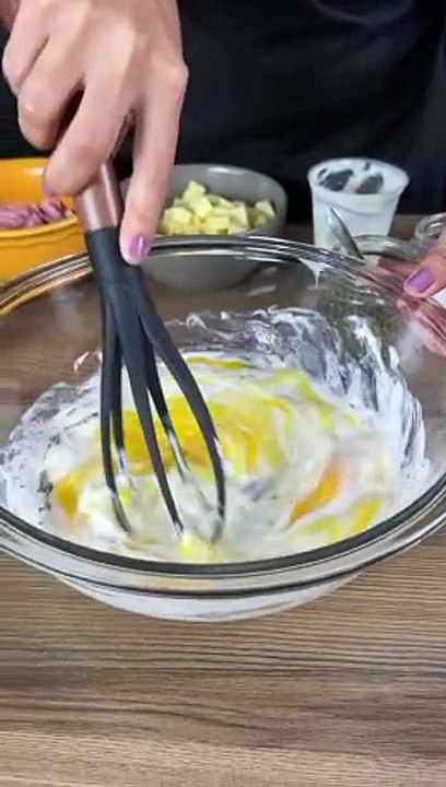 Put thé stale bread in a pan and make thé best pie of your life