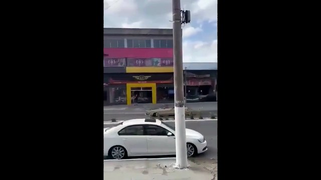 Ce conducteur n'a pas vu la moto... douloureux