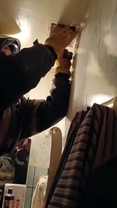 Un chat coincé dans le conduit d'aération d'une maison, sauvé par les pompiers