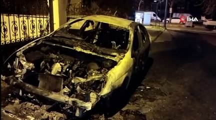 Kartal'da park halindeki otomobil yanarak kullanılamaz hale geldi