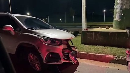 Carro fica destruído após bater em poste na Avenida Orlando Gomes