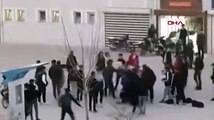 Lisede öğrencilerin tekme-tokat kavgası kamerada