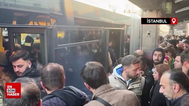 İstanbul'da tekerleklerinden dumanlar çıkan metrobüsün yolcuları tahliye edildi