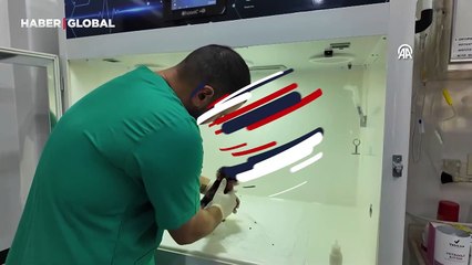 Annesinin kabullenmediği babun yavrusunu veterinerler büyütüyor