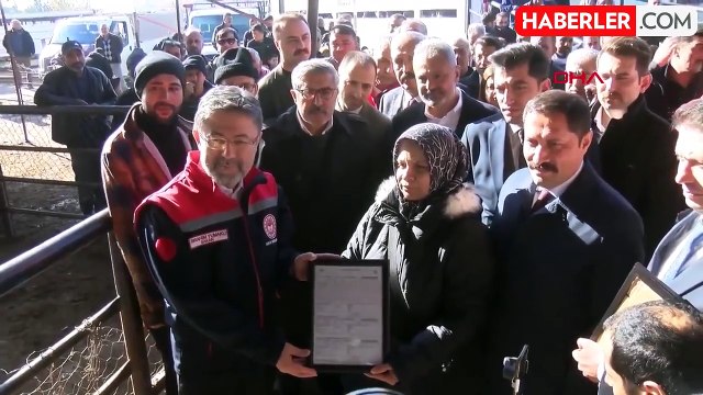 Tarım ve Orman Bakanı İbrahim Yumaklı, depremzedelere hayvan dağıttı
