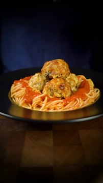 Spaghetti et boulettes de viande de boeuf avec mozzarella ! #dailyfood #food #pasta #recette #cuisine