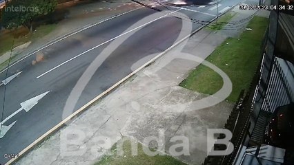 Vídeo mostra carro desgovernado invadindo papelaria no Boqueirão: "Estrago grande"