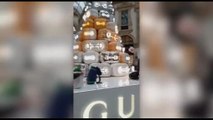 Milano, attivisti per il clima imbrattano l'Albero di Natale di Gucci