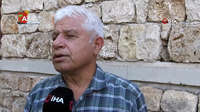 Falezlerin denizle buluştuğu noktada balık tutmak isteyen adam fok balığı ile karşılaştı