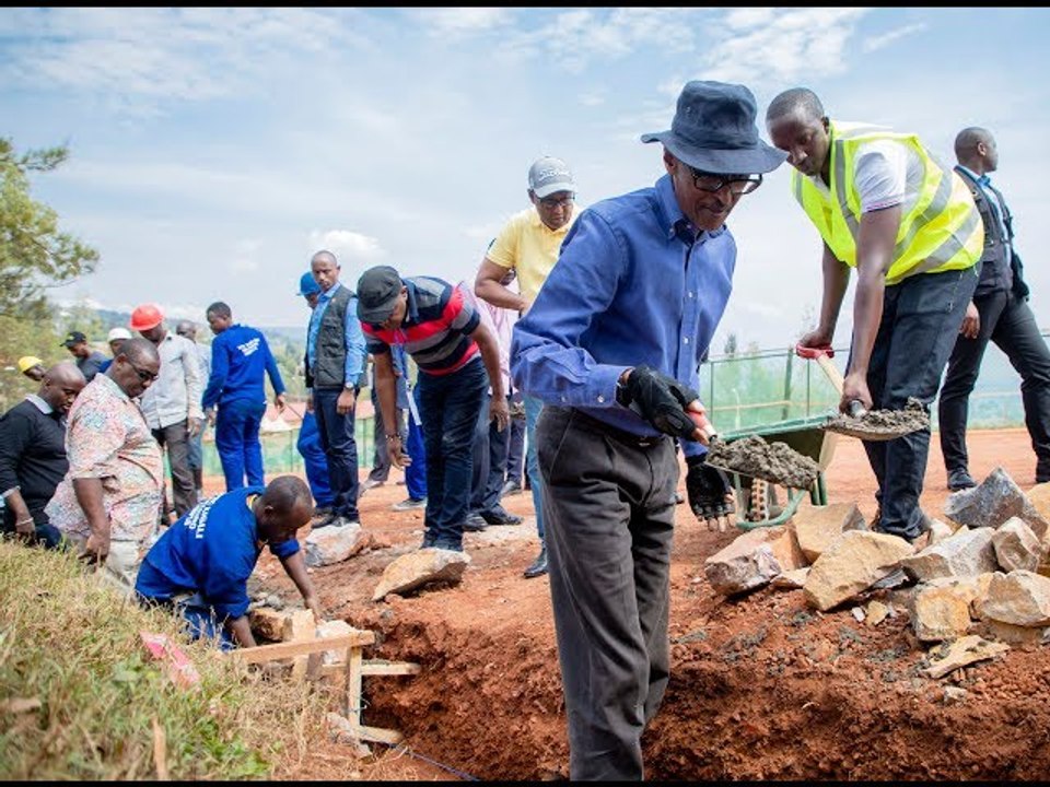 Perezida Kagame yifatanyije n’abaturage mu muganda ku Rwibutso rwa Jenoside rwa Nyanza