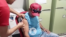 Ciudadanos fluyen hacia centros de vacunación contra Covid