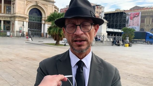 Palermo, l'albero di Natale in piazza Ruggero Settimo rimosso per garantire la sicurezza durante il concerto di Elodie