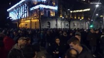 شاهد: الآلاف يتظاهرون في العاصمة الصربية بلغراد للمطالبة بإلغاء الإنتخابات