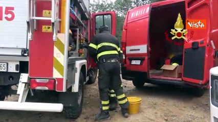 下载视频: Cane incastrato in una cavit? rocciosa salvato dai Vigili del Fuoco a Lanusei, in Sardegna