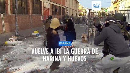 La guerra de huevos y harina 'els enfarinats' vuelve a Ibi (Alicante)