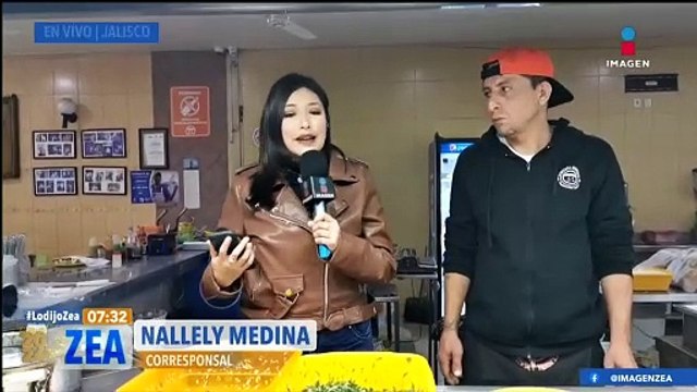 Nallely Medina desayuna en la taqueria Minerva en Guadalajara