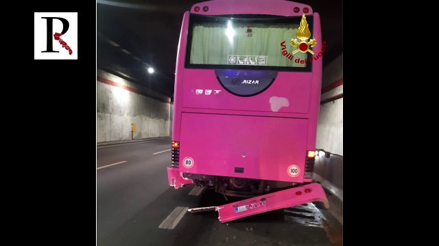 Lecce: auto a metano si scontra contro un autobus in galleria