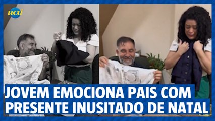 Jovem deixa pais emocionados com presente inusitado de Natal