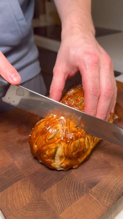 SAUCISSE EN CROÛTE  #recette #recipe #cuisine #sausage #saucisse #chef #crout #encroute #morteau #techniques #yummy #gourmand #fete #bonappetit