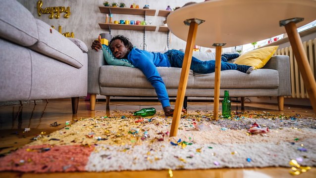 Does Drinking Water Between Alcoholic Drinks Help Prevent a Hangover? Here’s What an Expert Says