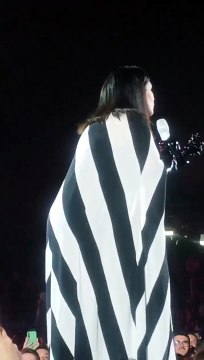 Laura Pausini al concerto - 'Ti ho fatto la uallera alla pizzaiuola'